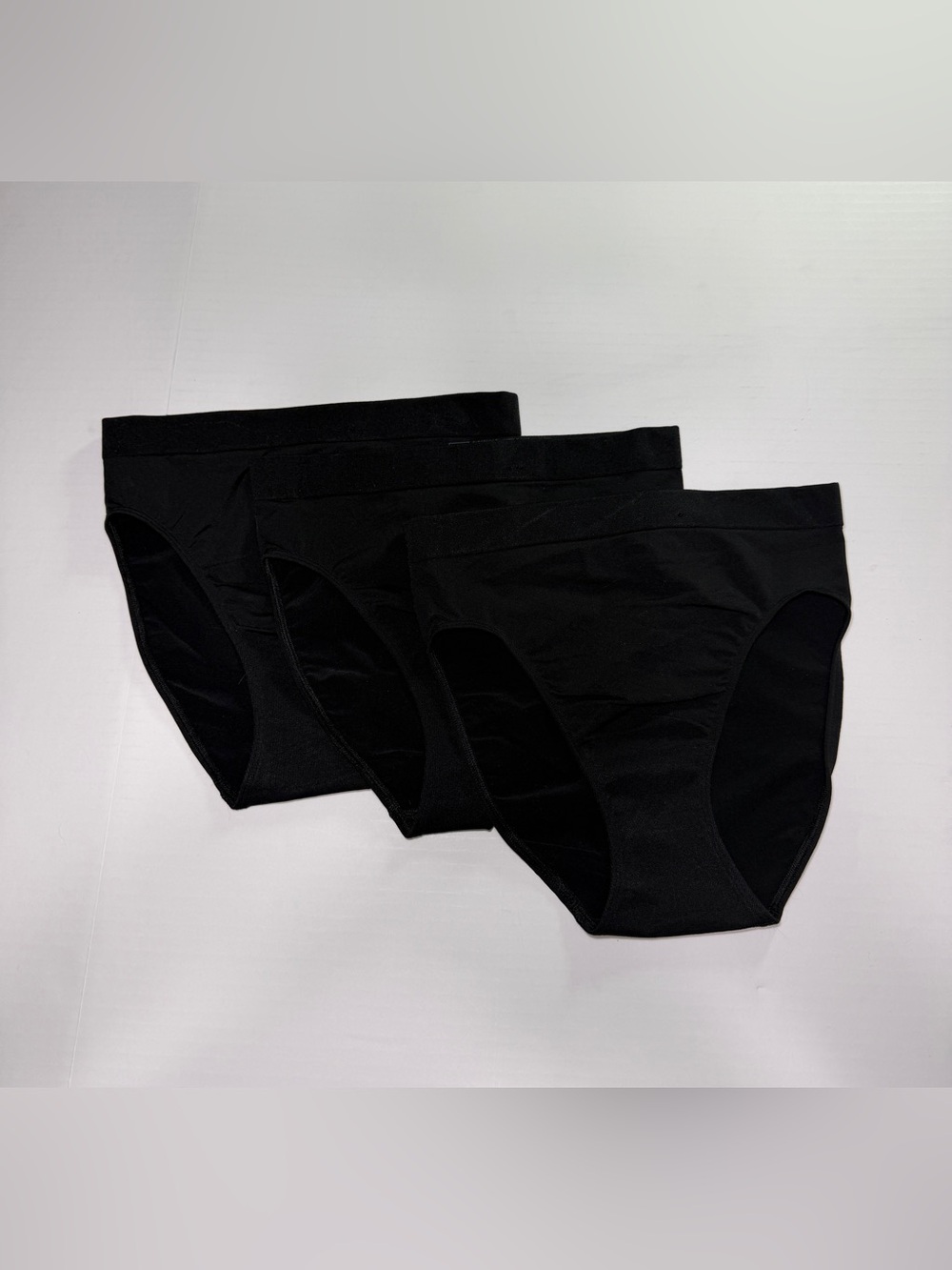 NWOT unworn Wacoal Black Seamless Bikini Briefs - Low Rise Comfort